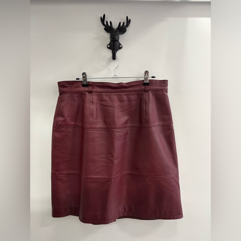 Chic Maroon Leather Pencil Skirt